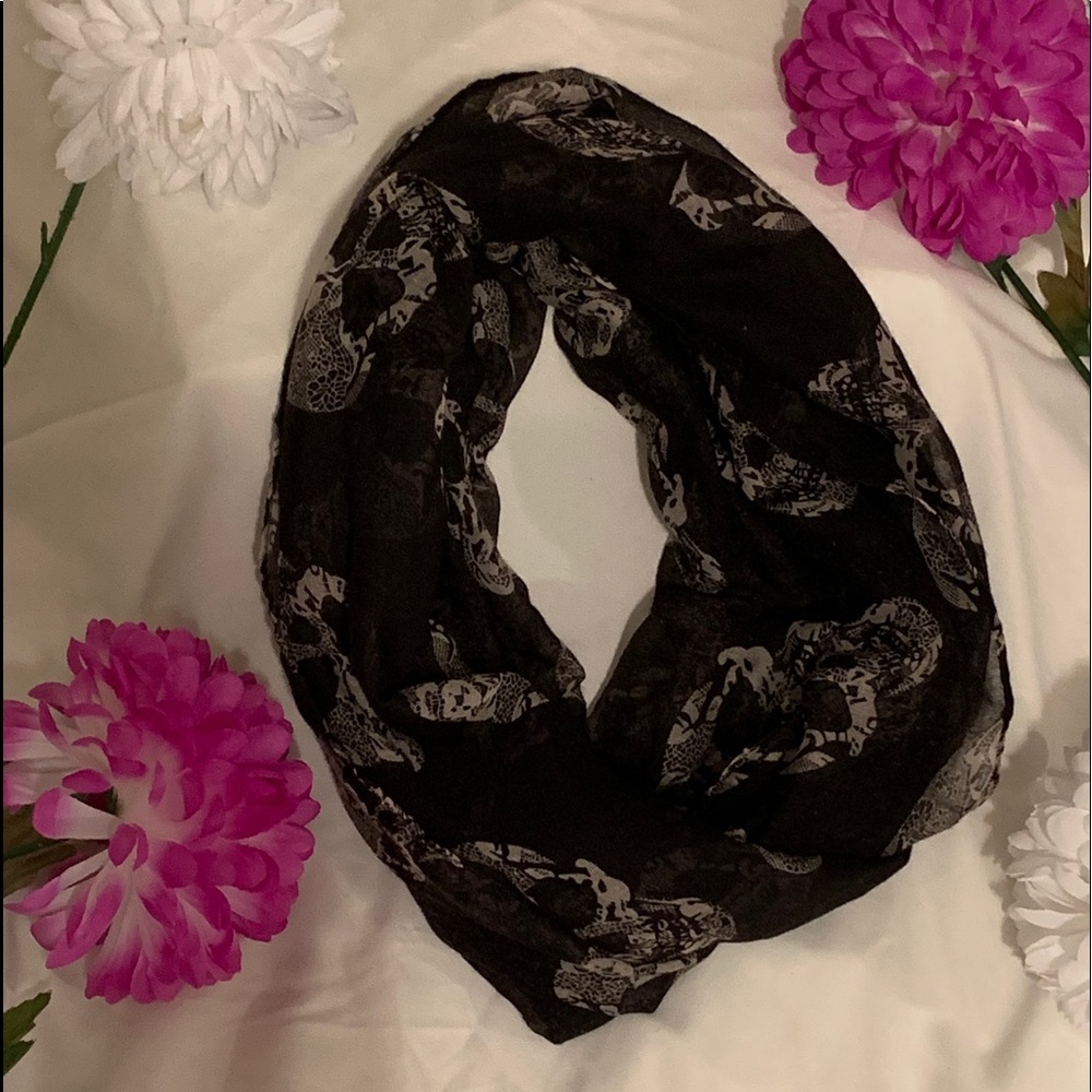 🌹Skulls Print Infinity Scarf☠️💀